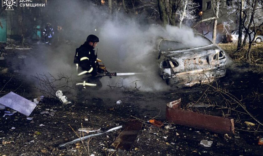 Russische Angriffe auf Ukraine richten schwere Schäden an. (Archivbild) Foto: Uncredited/Ukrainian Emergency Service/dpa