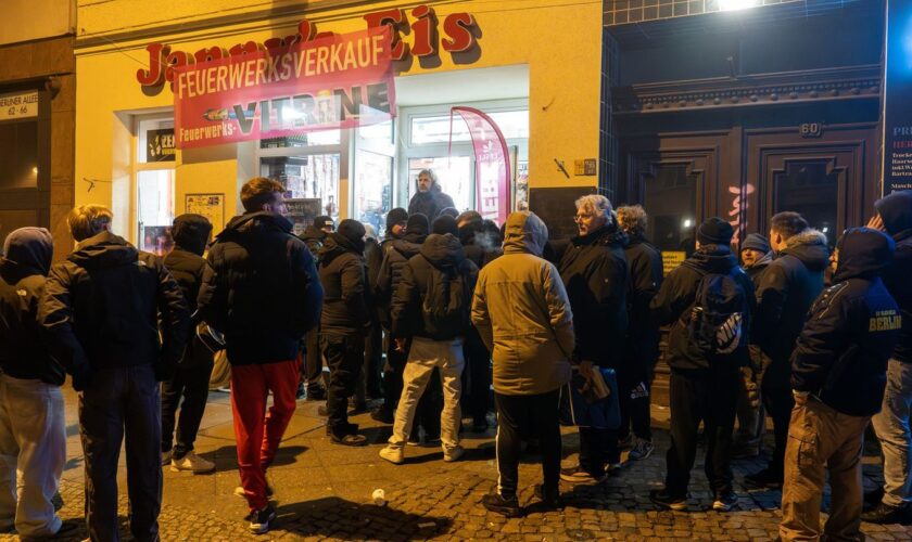 Beim Start des Feuerwerks-Verkaufs bilden sich Schlangen. Foto: Soeren Stache/dpa