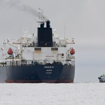 Unter Sabotageverdacht: Der Tanker Eagle S". Foto: Jussi Nukari/Lehtikuva/dpa