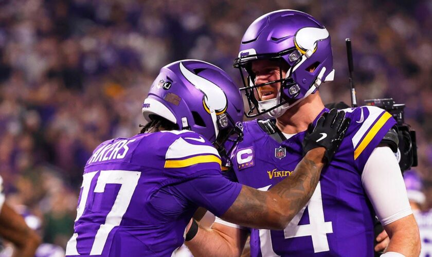 Vikings eye NFC North title as they outlast Packers behind Sam Darnold's 3 touchdowns