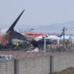 Die Maschine von Jeju Air zerschellte am Ende der Landebahn. Foto: Ahn Young-joon/AP/dpa