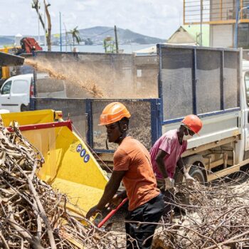 Opération de nettoyage à Mamoudzou, le chef-lieu de Mayotte, le 29 décembre 2024