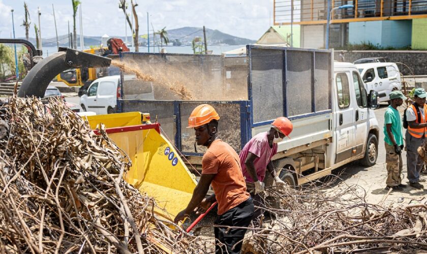 Opération de nettoyage à Mamoudzou, le chef-lieu de Mayotte, le 29 décembre 2024