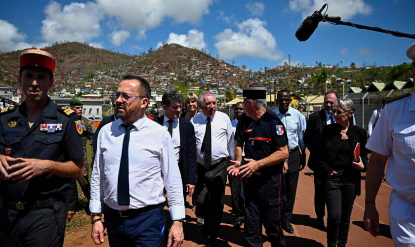 EN DIRECT - François Bayrou en visite à Mayotte : «les rumeurs de milliers de morts ne sont pas fondées», selon le Premier ministre