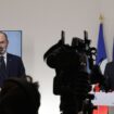 Le ministre de la Santé Olivier Veran (D) et le Premier ministre Edouard Philippe lors d'une conférence de presse conjointe, le 28 mars 2020 à Paris