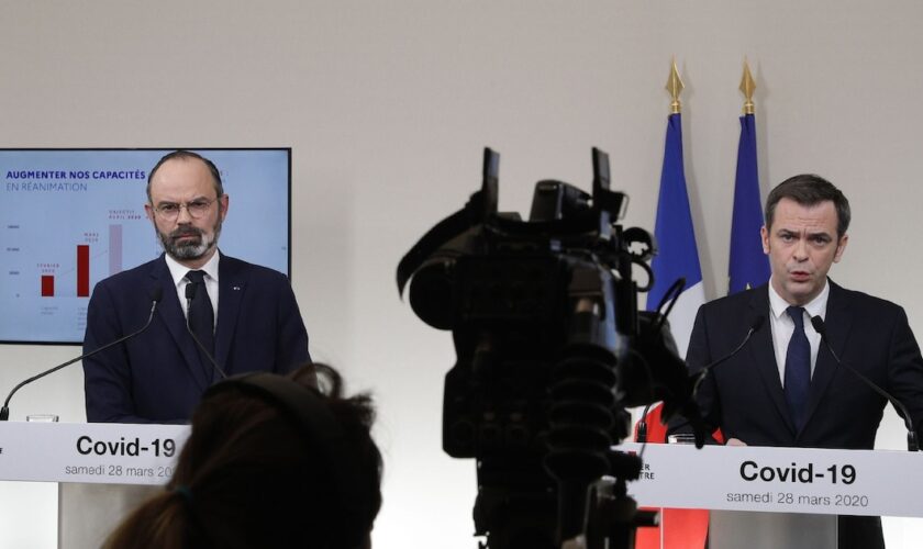 Le ministre de la Santé Olivier Veran (D) et le Premier ministre Edouard Philippe lors d'une conférence de presse conjointe, le 28 mars 2020 à Paris