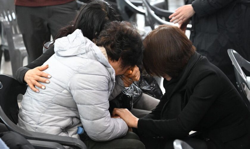 Crash en Corée du Sud : les familles en deuil et dévastées attendent à l’aéroport