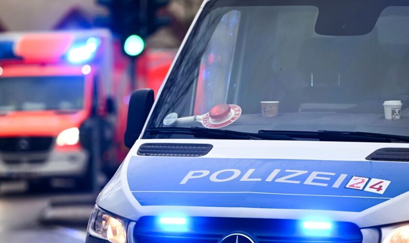 Ein 49-Jähriger wird bei einer Auseinandersetzung in Berlin mit einem Messer schwer verletzt. (Symbolbild) Foto: Jens Kalaene/dp