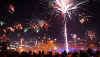 Zu Silvester werden am Hamburger Hafen wie jedes Jahr zahlreiche Menschen erwartet. (Symbolbild) Foto: Christian Charisius/dpa