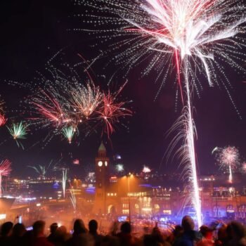 Zu Silvester werden am Hamburger Hafen wie jedes Jahr zahlreiche Menschen erwartet. (Symbolbild) Foto: Christian Charisius/dpa