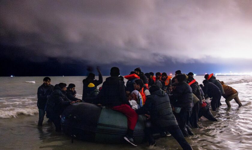 Un corps repêché sur une plage du Pas-de-Calais, au lendemain du décès de trois migrants qui tentaient de traverser la Manche