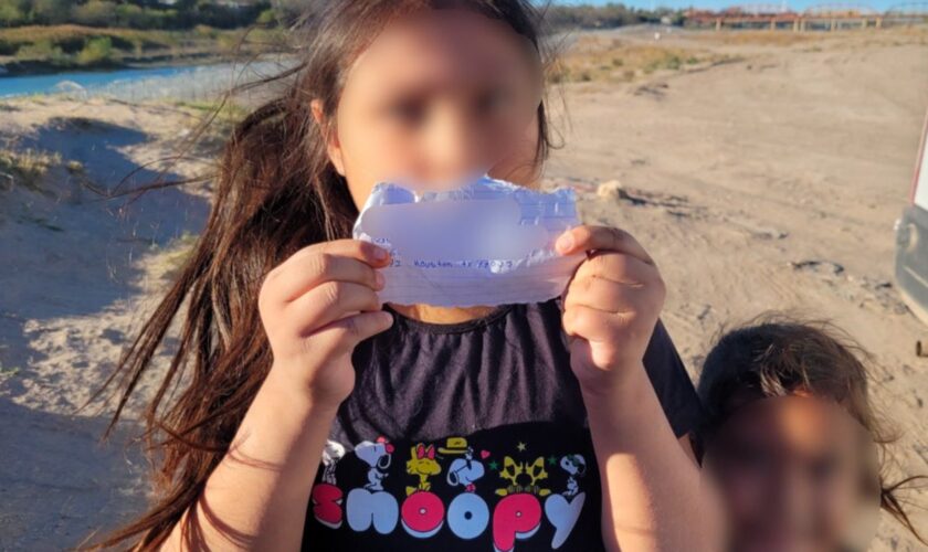 Smugglers abandon two migrant girls at southern border with note to authorities