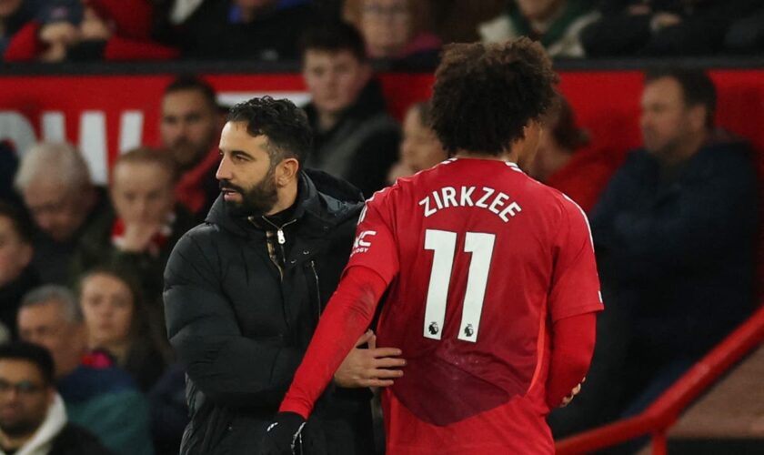 Manchester United fans boo Joshua Zirkzee off as striker subbed before half time against Newcastle