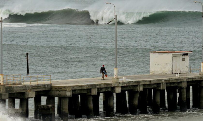 “Des vagues de quatre mètres” au Pérou et en Équateur : les images de la “houle anormale”