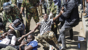 Kenya : des dizaines de manifestants appelant à la fin des enlèvements d'opposants arrêtés