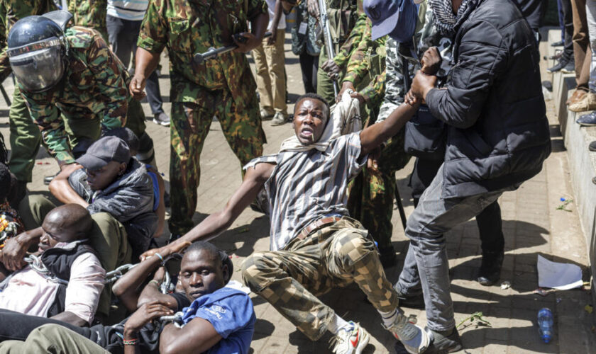 Kenya : des dizaines de manifestants appelant à la fin des enlèvements d'opposants arrêtés