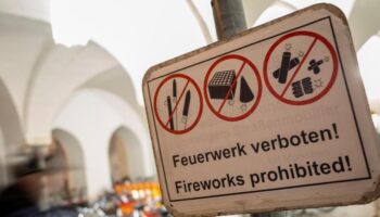 Böller auf Polizisten, Knaller im Briefkasten, Pyrotechnik im Gepäck