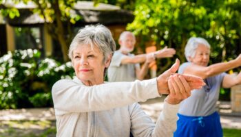 À 65 ans, voici combien d’années les femmes peuvent espérer vivre sans gros souci de santé