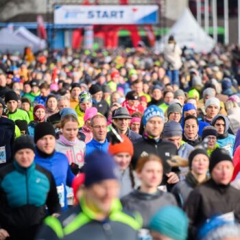 Tausende Teilnehmer ging beim Silvesterlauf in Hannover an Start. Foto: Julian Stratenschulte/dpa