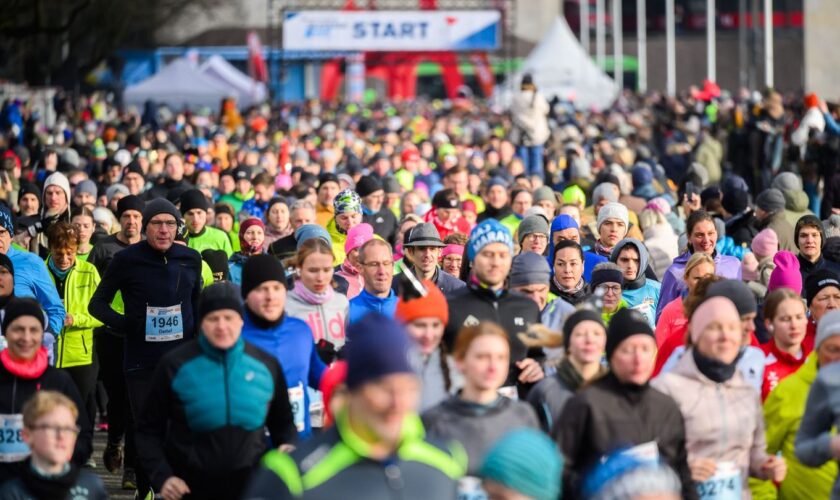 Tausende Teilnehmer ging beim Silvesterlauf in Hannover an Start. Foto: Julian Stratenschulte/dpa