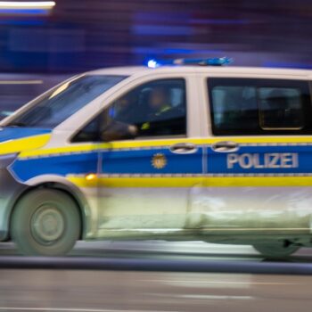 Mann beschädigt mit Bagger Autos und wird von Polizei erschossen