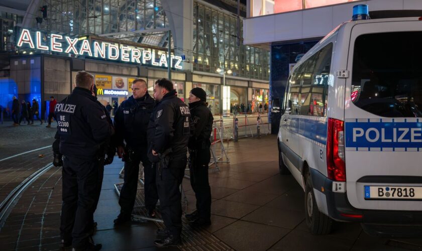 Die Polizei ist an Silvester im Großeinsatz. Foto: Soeren Stache/dpa