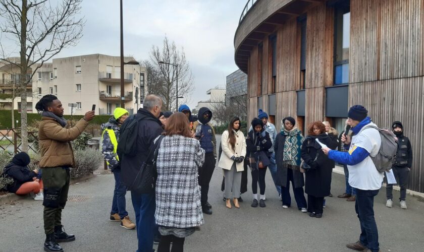 À Châtenay-Malabry, des manifestants dénoncent un classement « scandaleux » de l’affaire des agressions sexuelles