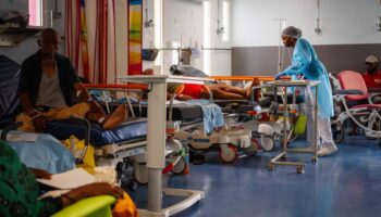 À Mayotte, « l’appel à l’aide » des soignants de l’hôpital dévasté