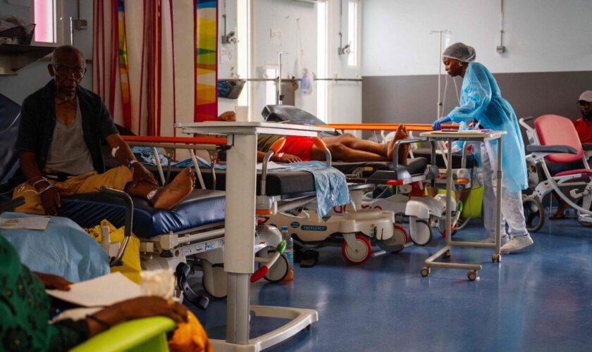 À Mayotte, « l’appel à l’aide » des soignants de l’hôpital dévasté