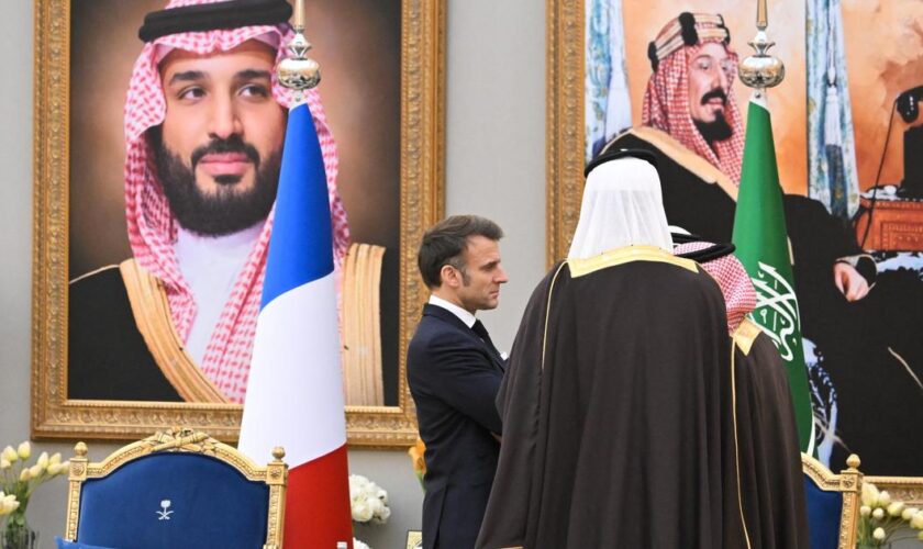 À Riyad, Emmanuel Macron veut réengager l’Arabie Saoudite au Liban