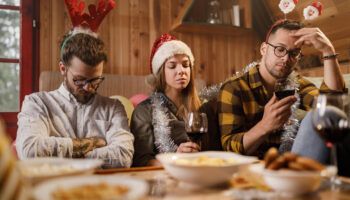 Actualité, questions personnelles… Comment ne pas se prendre la tête en famille à Noël ? Les conseils d’une experte