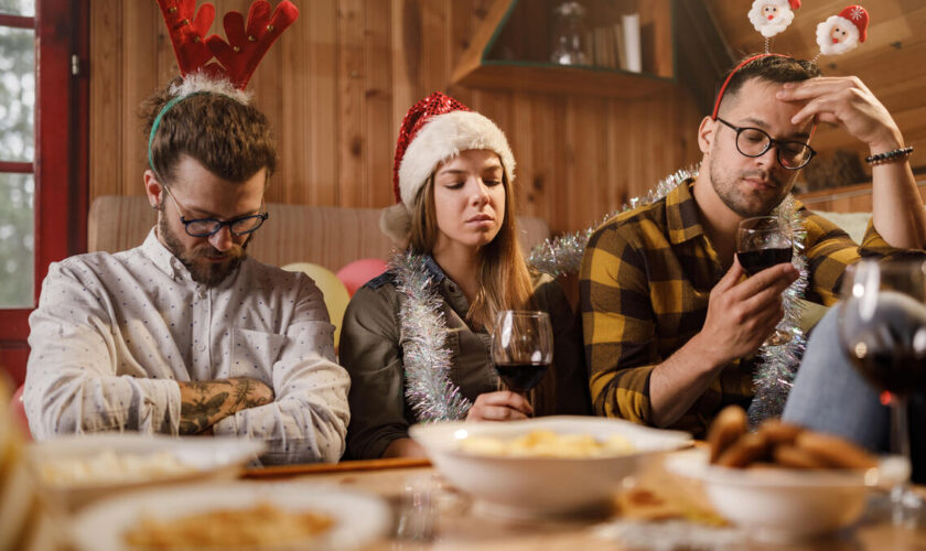 Actualité, questions personnelles… Comment ne pas se prendre la tête en famille à Noël ? Les conseils d’une experte