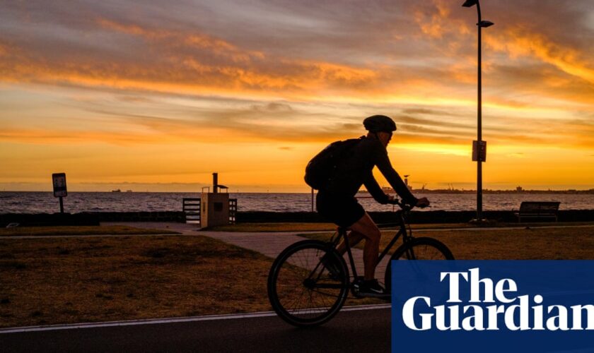 Adelaide and other SA towns hit 40C before 10am as December record forecast to tumble in NSW