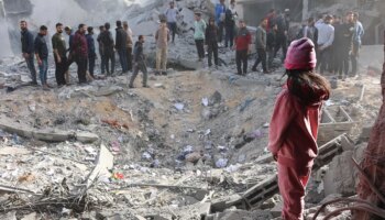 Al menos 53 personas atrapadas bajo los escombros de un edificio tras un ataque israelí en Ciudad de Gaza