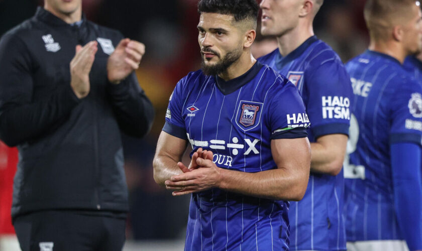 Angleterre : le capitaine d’Ipswich Town refuse de porter un brassard arc-en-ciel pour des raisons religieuses