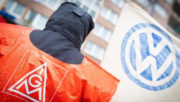 Arbeitskampf: Tarifverhandlungen zwischen VW und IG Metall dauern an