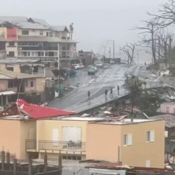 Au moins quatre morts, 15 000 personnes privées d’électricité… Le cyclone Chido a dévasté Mayotte