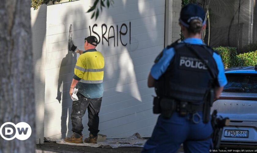 Australia: Anti-Israel slogans sprayed on wall, car burnt