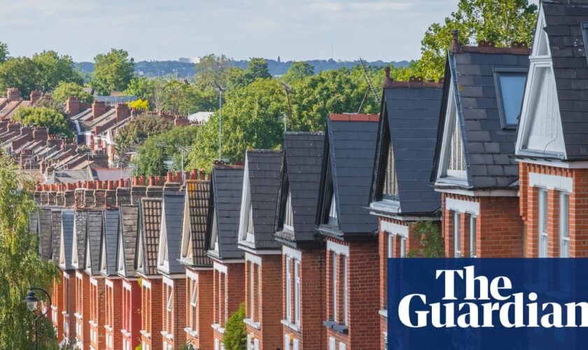 Average UK house price hits record £298,083, says Halifax