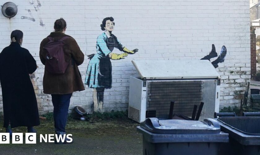 Banksy that appeared in Margate returns to town