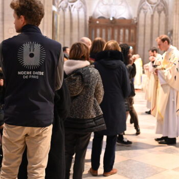 « Bienvenue à Notre-Dame ! » : ces hôtes d’accueil, bénévoles, sacristains sur le pont depuis la réouverture