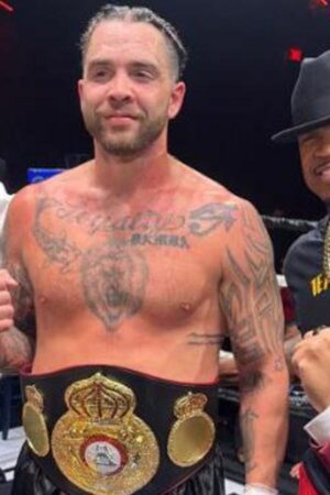 Paul Bamba poses for a photo with manager Ne-Yo after winning the WBA Gold Cruiserweight title