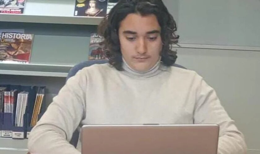 Carlos Muñoz, el escritor más joven de España, publica su tercera novela con sólo 13 años