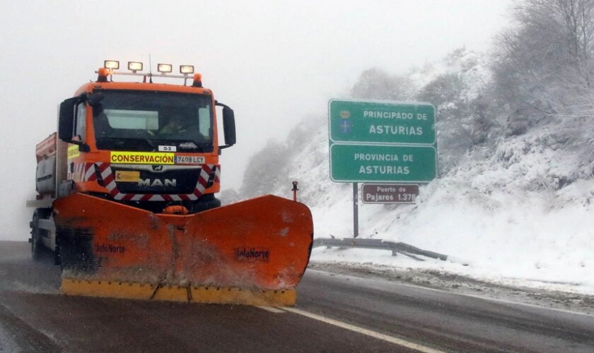 Castilla y León encara el final del 'puente' con aviso rojo por nevadas en el norte de León y Palencia y desbordamiento en Miranda