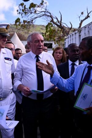 « C’est une honte » : interpellée par des professeurs à Mayotte sur le manque d’aide, Élisabeth Borne leur tourne le dos et s’en va