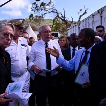 « C’est une honte » : interpellée par des professeurs à Mayotte sur le manque d’aide, Élisabeth Borne leur tourne le dos et s’en va