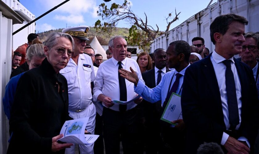 « C’est une honte » : interpellée par des professeurs à Mayotte sur le manque d’aide, Élisabeth Borne leur tourne le dos et s’en va