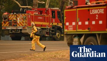 Cool change slows Grampians bushfire in Victoria as NSW braces for windy day of extreme fire danger