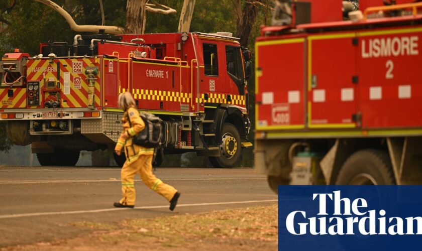 Cool change slows Grampians bushfire in Victoria as NSW braces for windy day of extreme fire danger