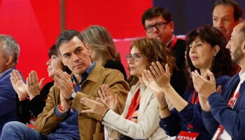 Crece la guerra en el feminismo por el giro LGBTI del PSOE: Sánchez se aleja de la ONU y fuerza una fractura con Sumar por tratar a las trans como "estorbo"